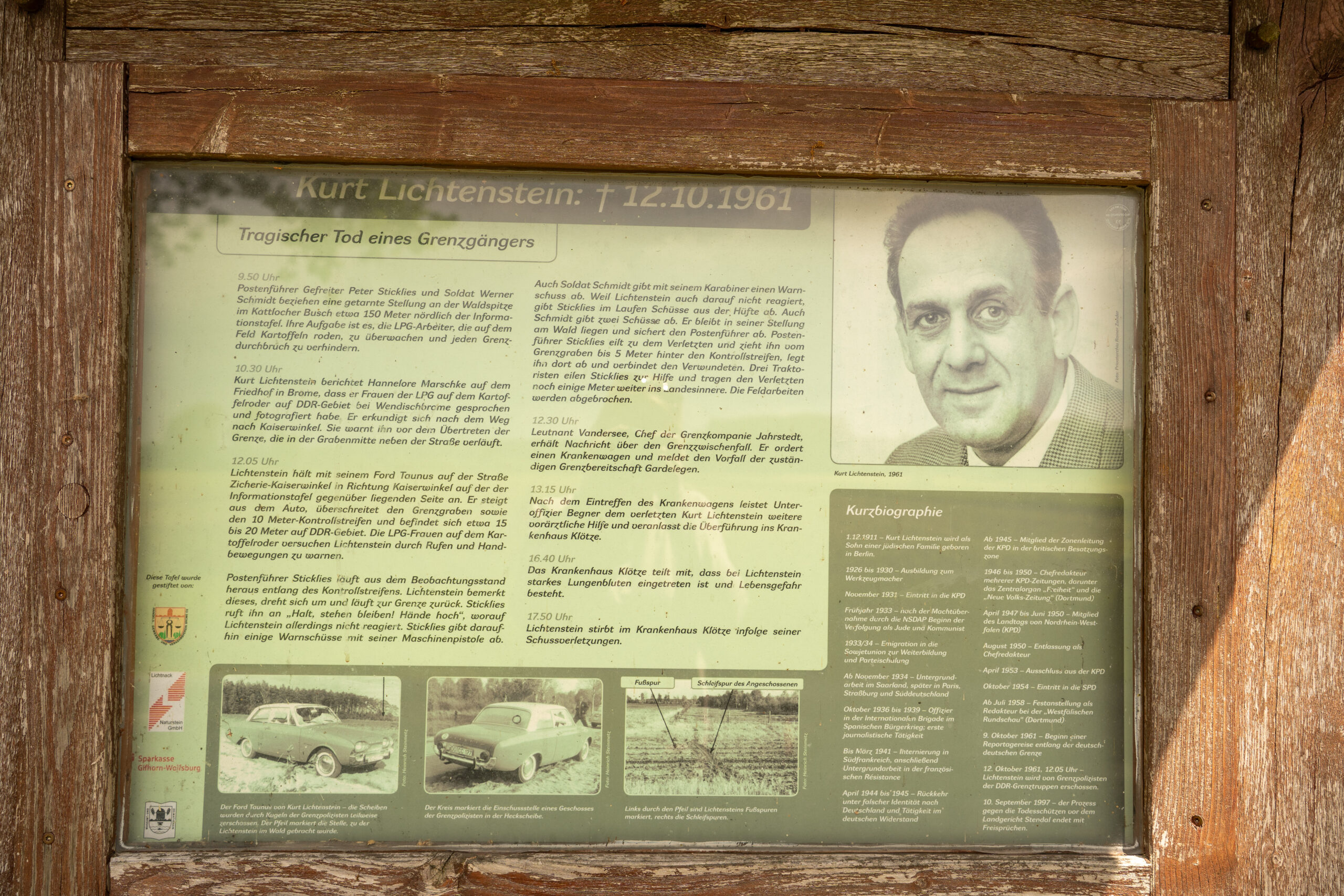 Nahaufnahme der Gedenktafel mit der Überschrift "Kurt Lichtenstein: 12.10.1961, Tragischer Tod eines Grenzgängers". Darauf der Ablauf der Ereignisse, eine Kurzbiografie Lichtensteins und Fotos von ihm, seinem Auto und dem Tatort.