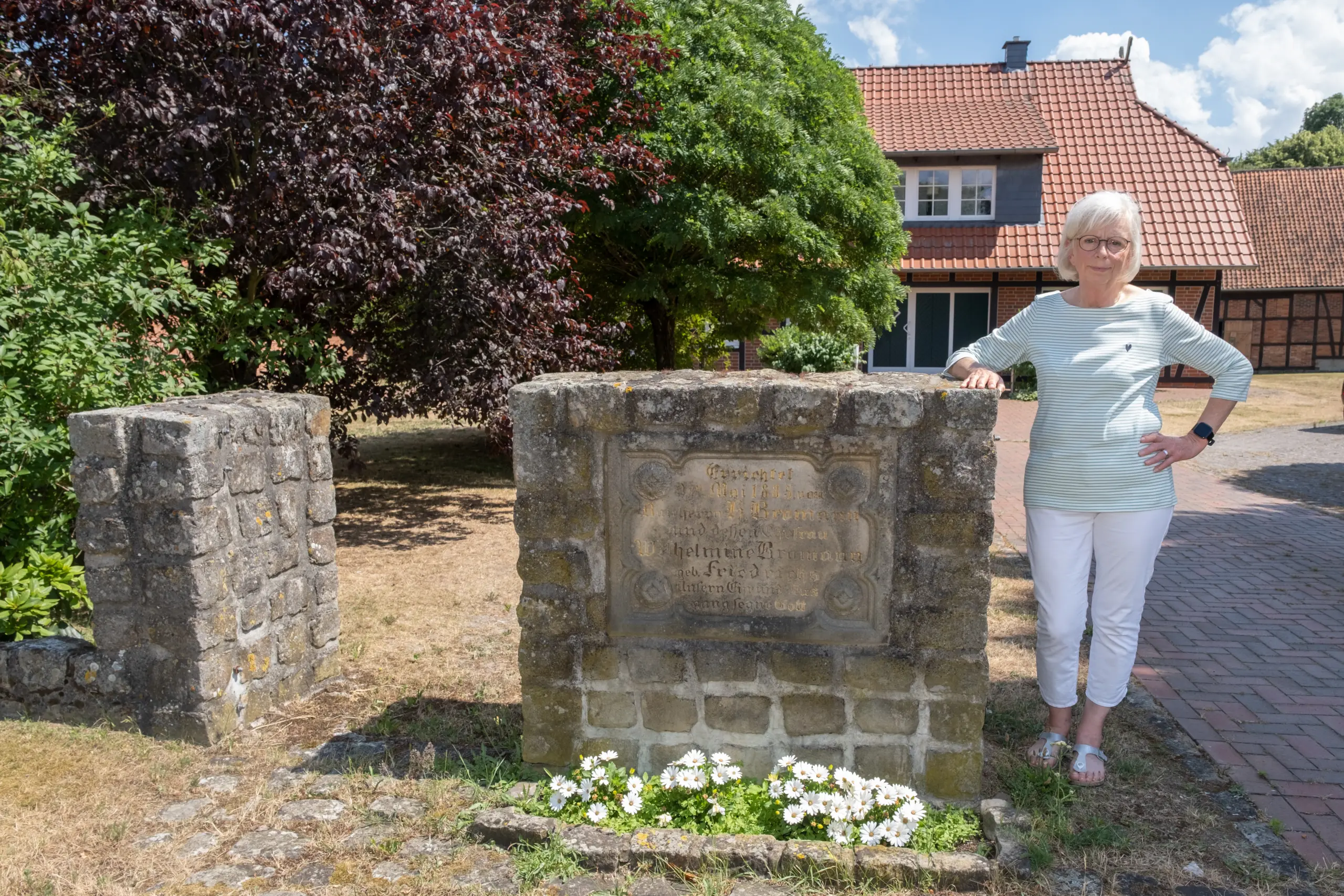 Inge Jakobs am Standort ihres Elternhauses